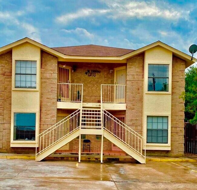 Building Photo - 3319 Mier St