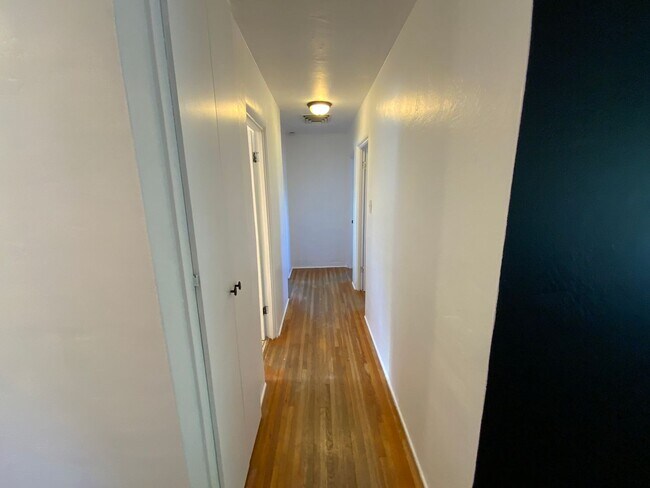 Building Photo - 3 Bedroom Single Story Home Available Near...