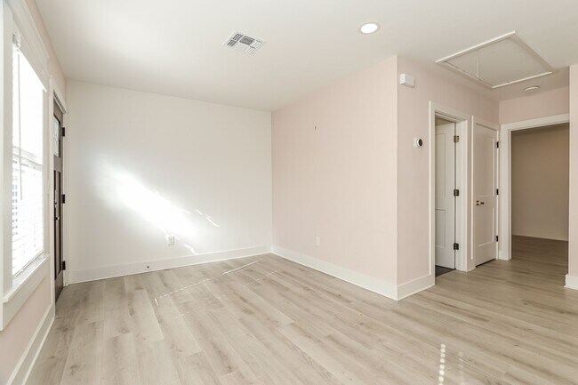 Foto del edificio - 120 E Magnolia Ave