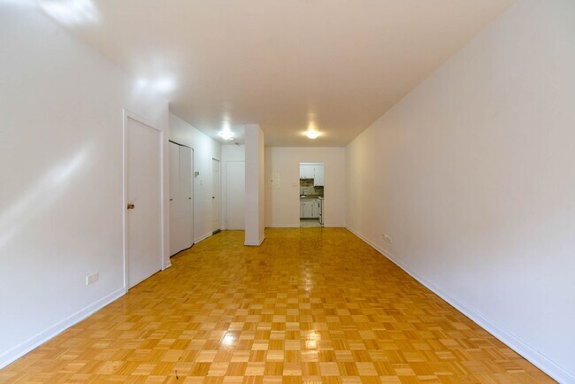 Building Photo - 2400 Av. Van Horne