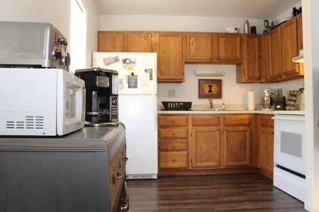 Building Photo - $1450  | 3 Bedroom, 1 Bathroom Duplex | No...