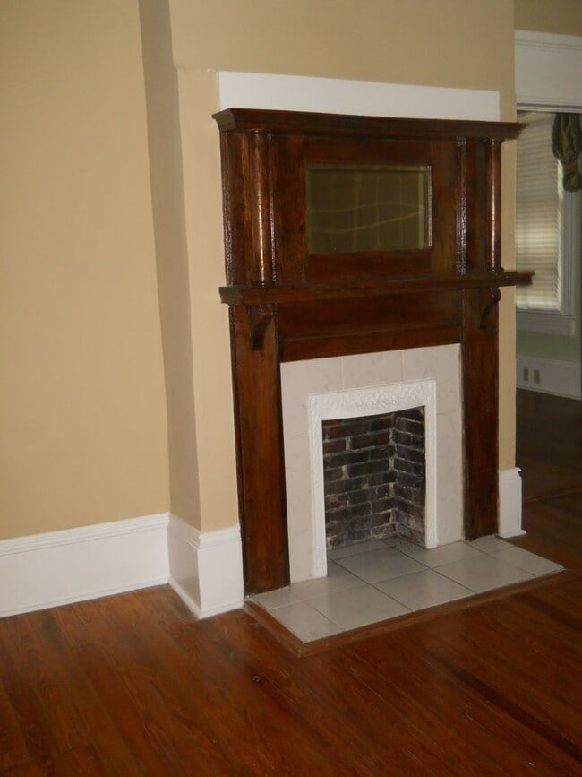 Building Photo - Beautiful, well maintained older home in t...