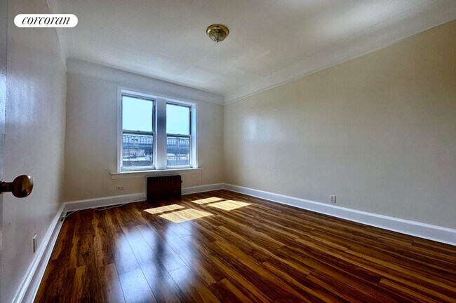 Foto del edificio - 594 E 2nd St