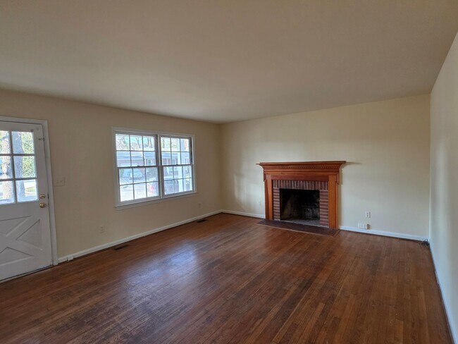 Building Photo - Move In Ready 3bd, 1.5bath Brick Ranch