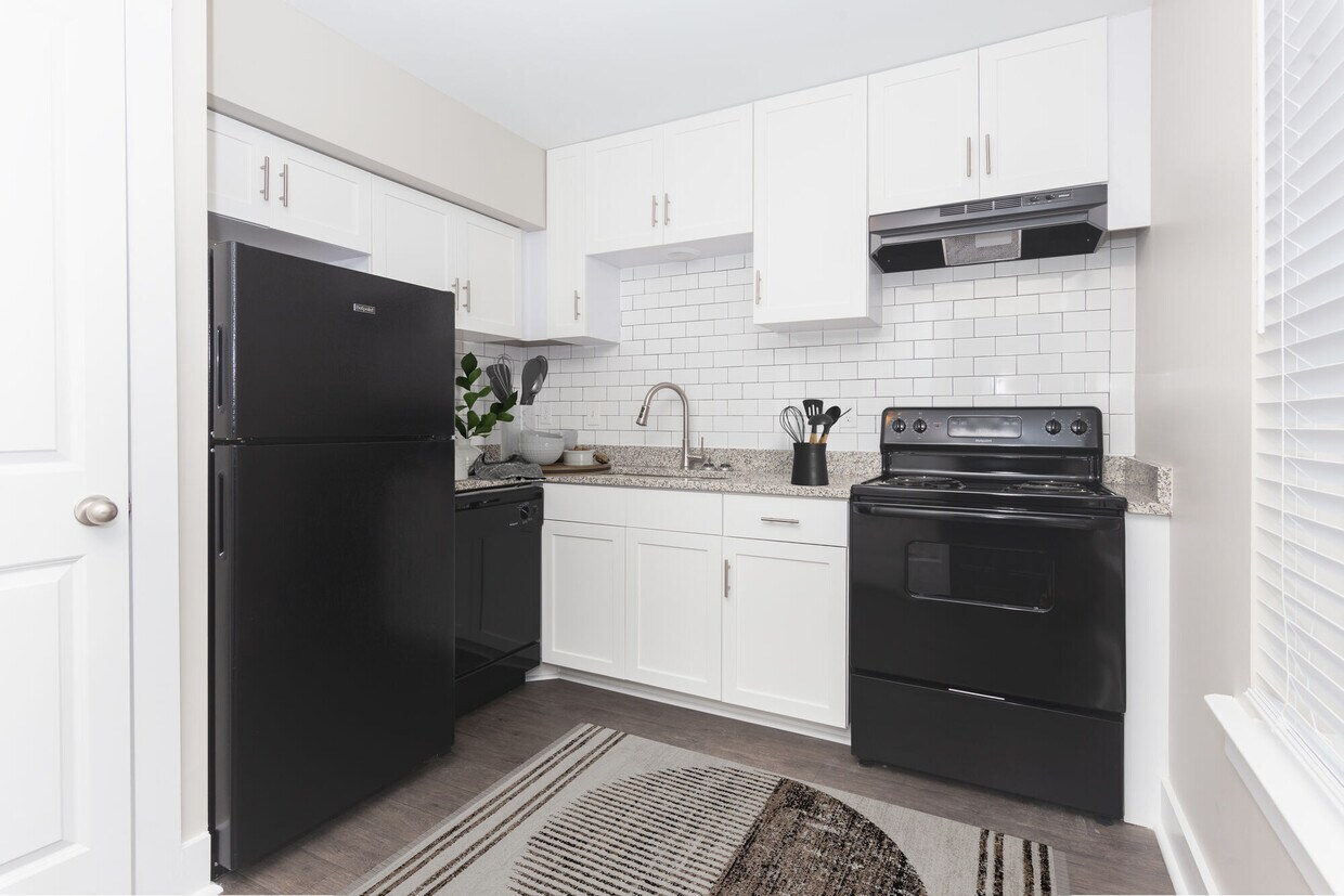 Foto principal - The Hills at Oakwood Apartment Homes