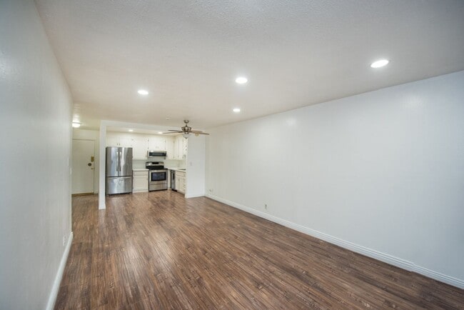 Building Photo - Newport Beach One Bedroom Beauty