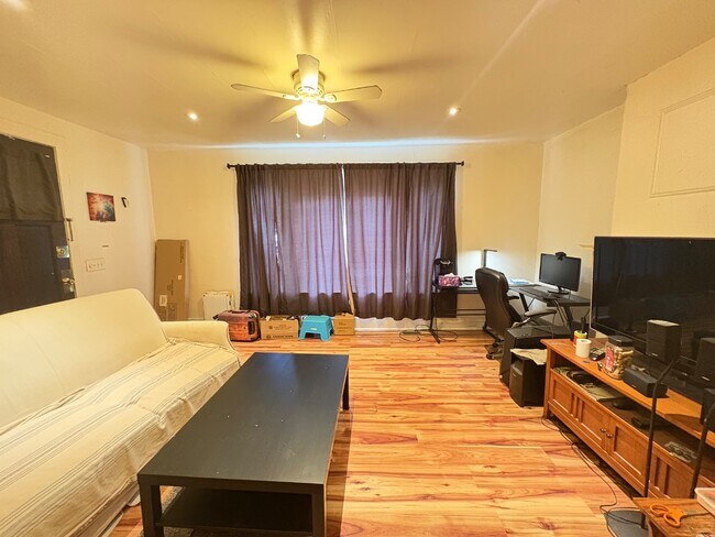 Foto del edificio - 7128 Card Ln