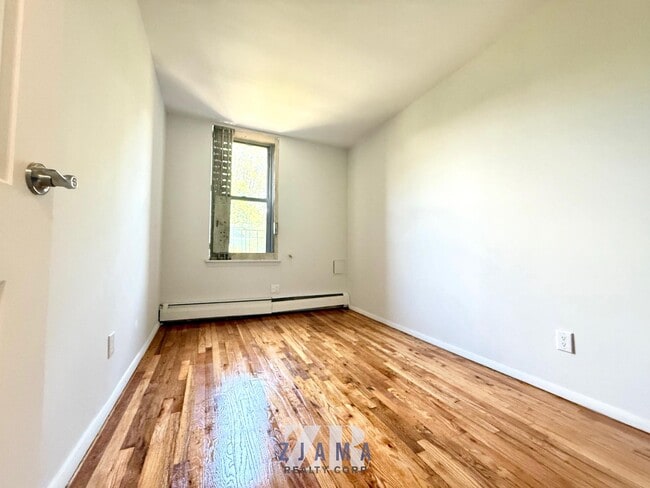 Building Photo - 152 Parkside Ave