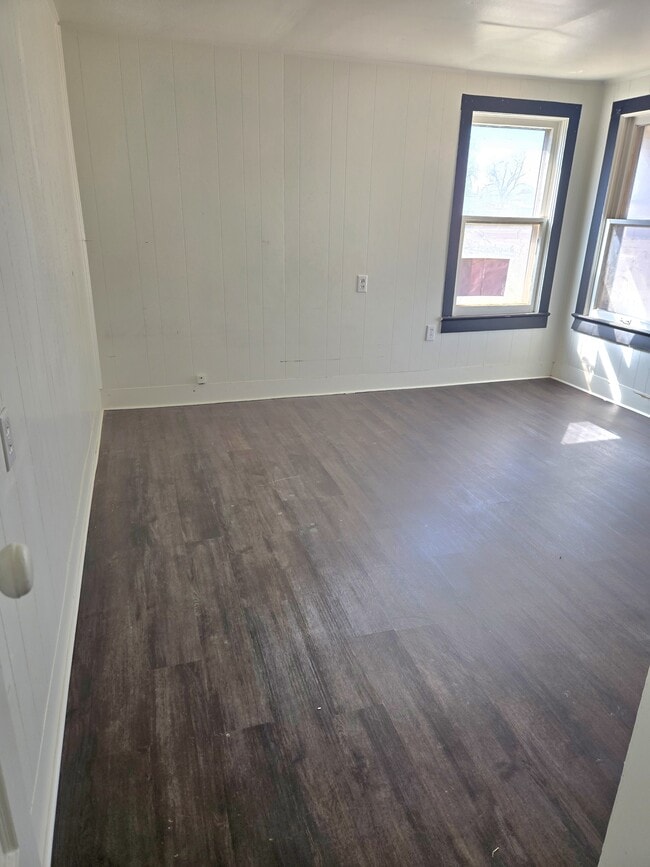 Building Photo - 714 N Ave C