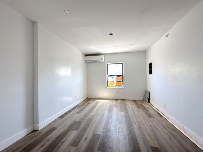 Living room - 70 Lander St