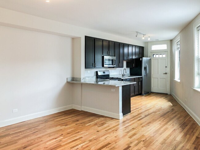 Building Photo - 2229 W Wilson Ave