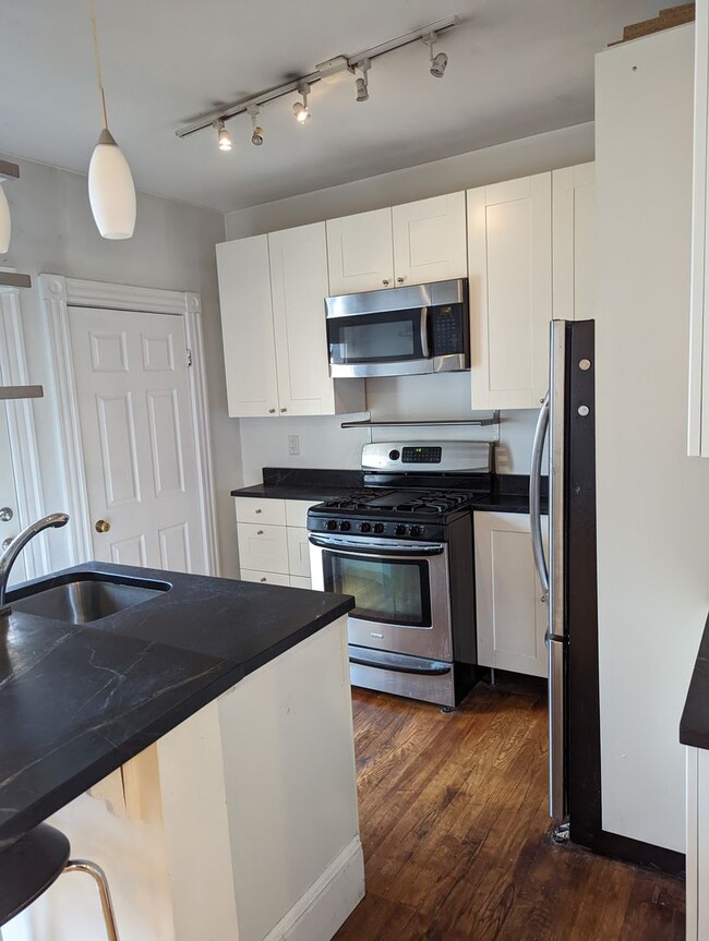 Building Photo - SEPTEMBER 1 Somerville Union Sq 1 BR with deck