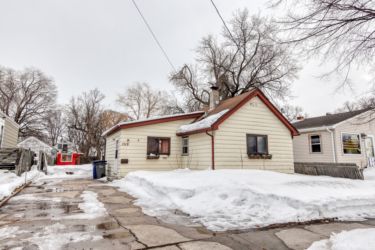 1319 2nd Ave S, Moorhead, MN 56560 House Rental in Moorhead, MN