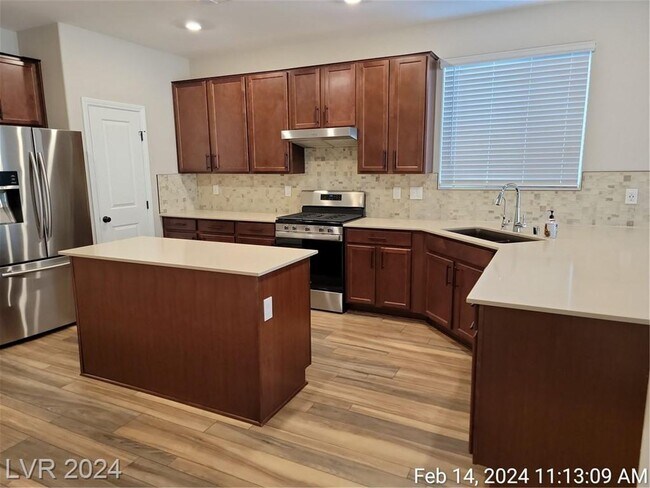 Building Photo - GORGEOUS HOME WITH BED & FULL BATH DOWNSTA...