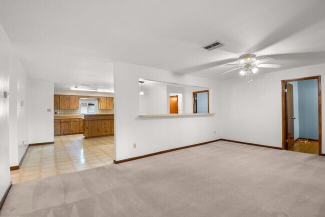 Building Photo - Home For Rent in St Petersburg!