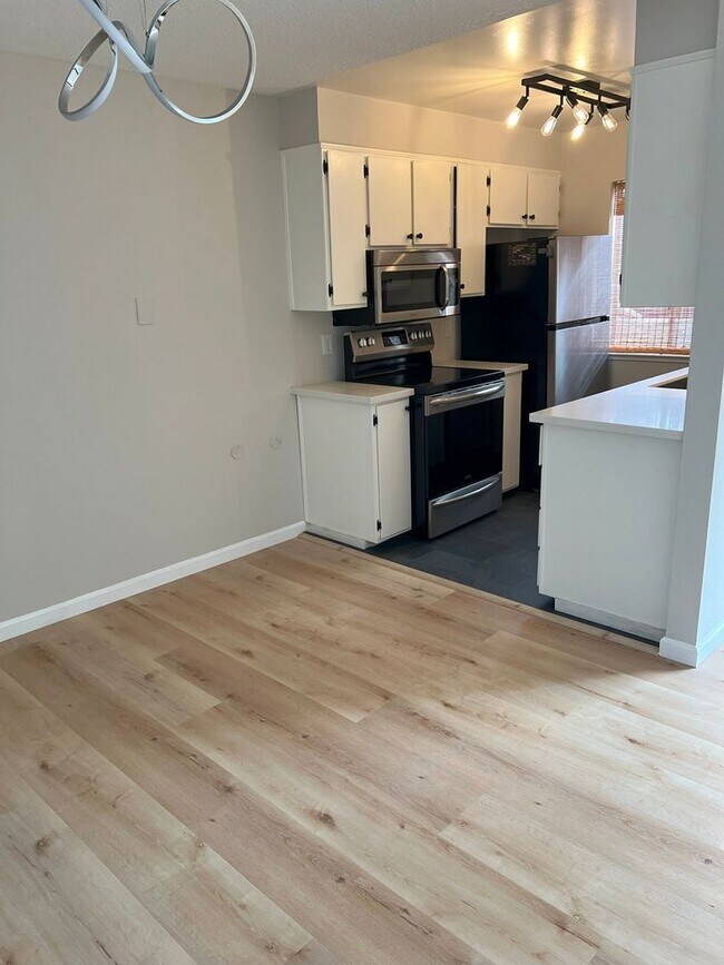 Foto del edificio - UPDATED TOWNHOME, COMMUNITY POOL, BRIGHT R...