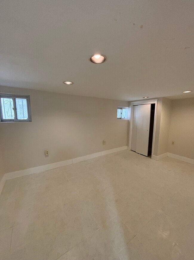 Building Photo - 167 Shephard Ave