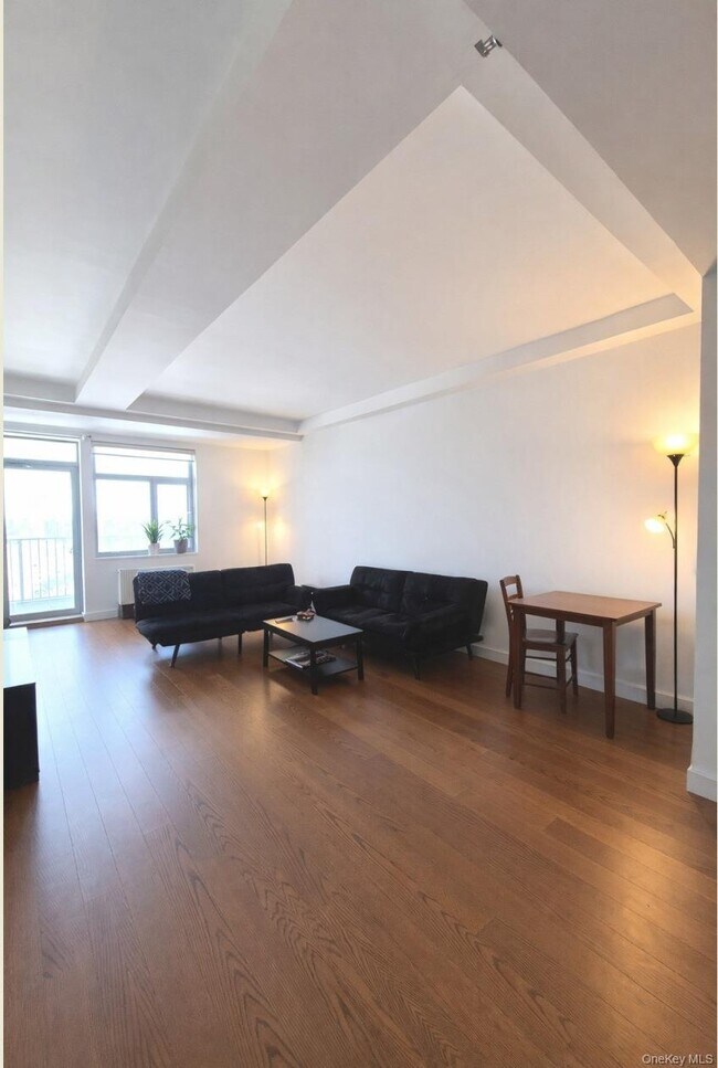 Foto del edificio - 40-22 College Point Blvd