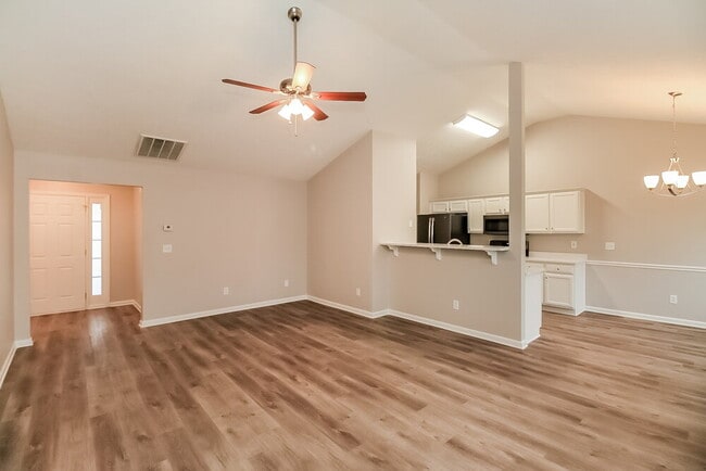 Building Photo - 1500 Logan Ln