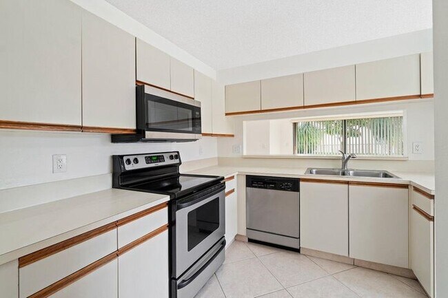 Building Photo - 9398 Laurel Green Dr