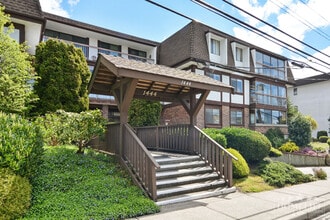 Building Photo - 1444 Martin St