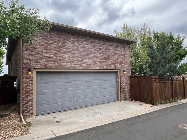 Two door Garage - 530 Yosemite Way