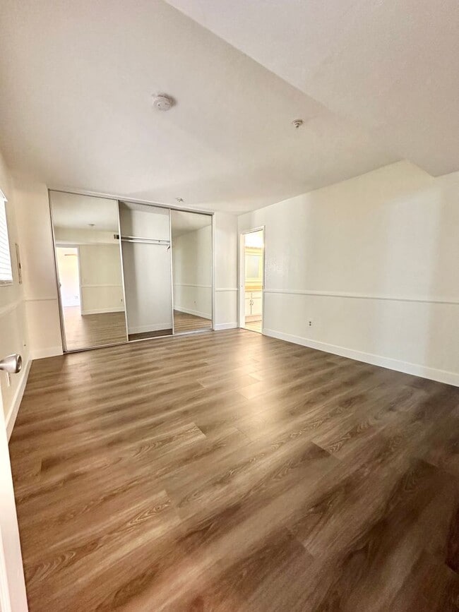 Building Photo - 550 Orange Ave