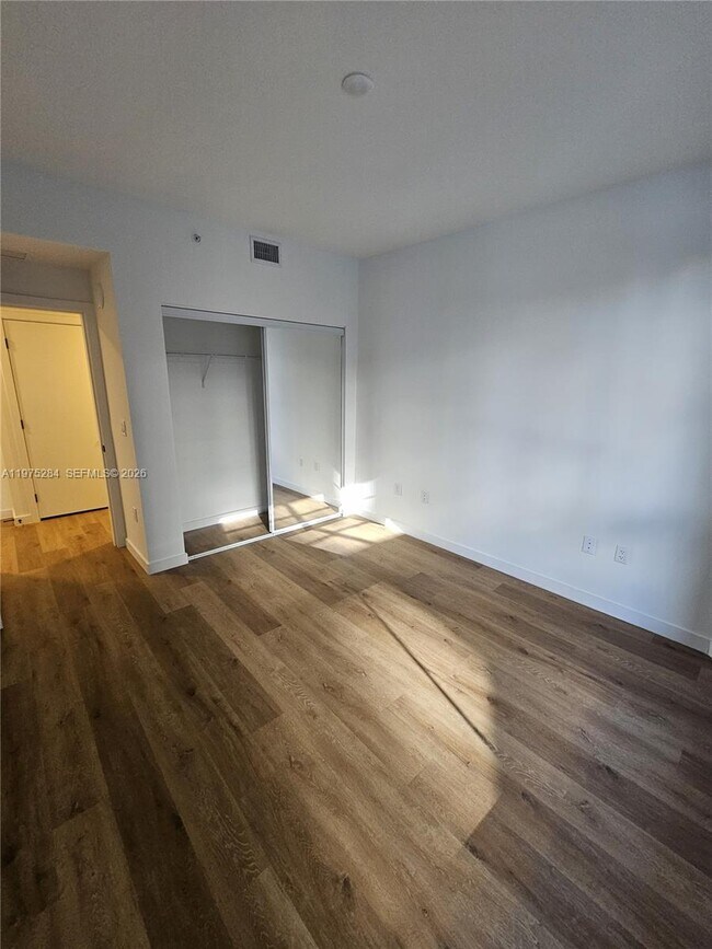 Foto del edificio - 1650 NE 124th St