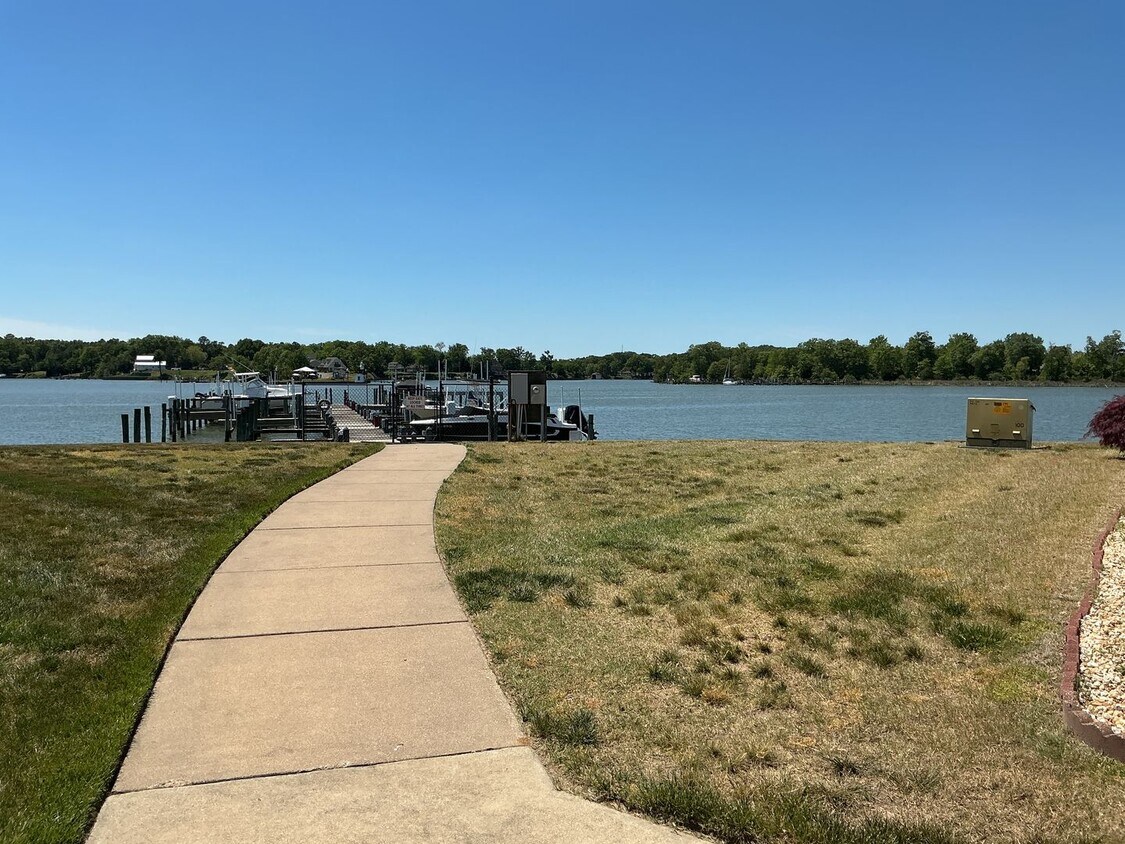 Foto del edificio - Quaint Waterfront Townhome in Beautiful Monroe's Landing