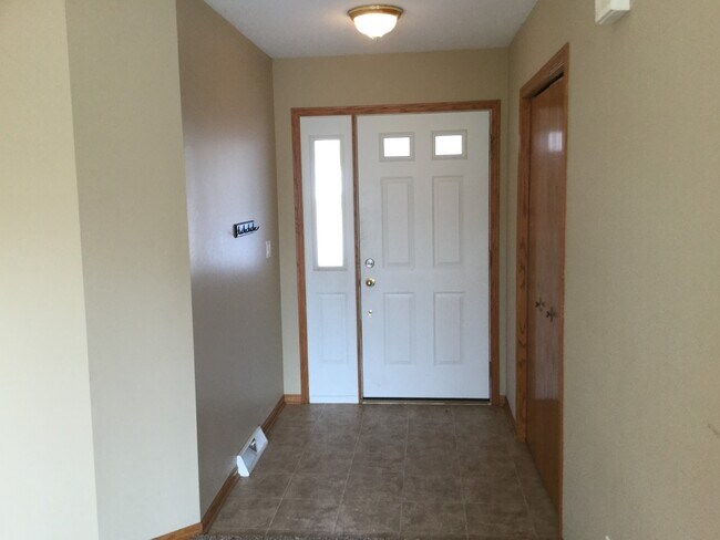 Building Photo - 840 Clover Court