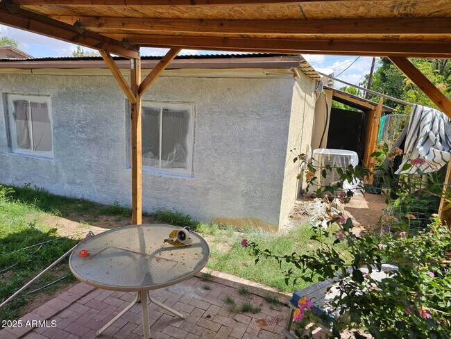 Foto del edificio - 1239 E Highland Ave