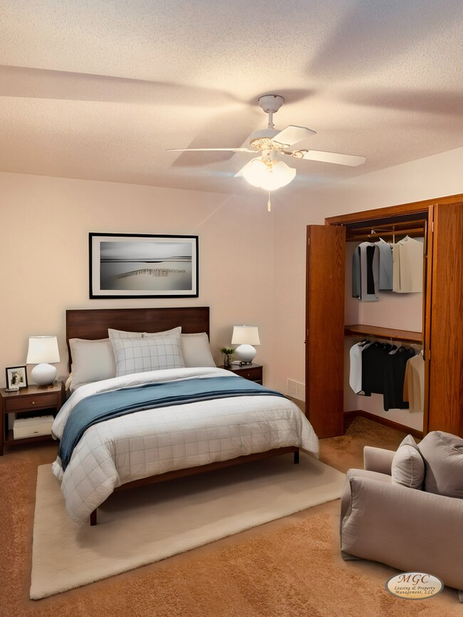 Building Photo - Spacious Raymore Townhome in Prime Remington Village Location