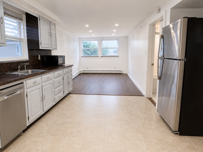 Building Photo - 169 W 51st St