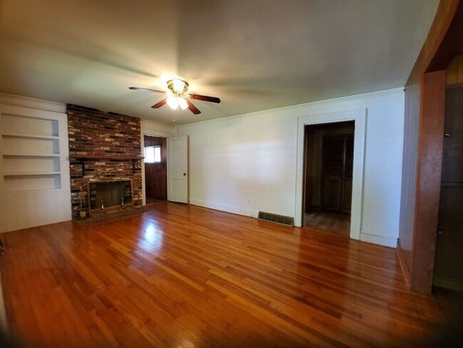 Building Photo - 204 S Texas Ave