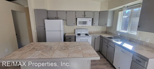 Foto del edificio - 3 br, 2.5 bath House - 720 Northwoods Dr W