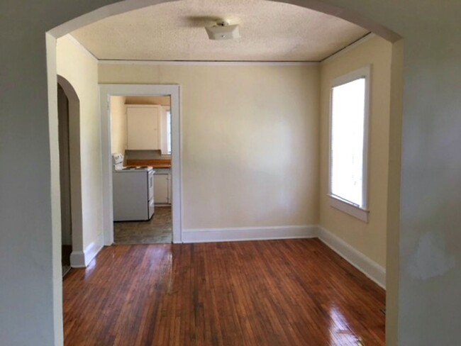 Building Photo - Move-in Ready NOW! Freshly updated, great ...