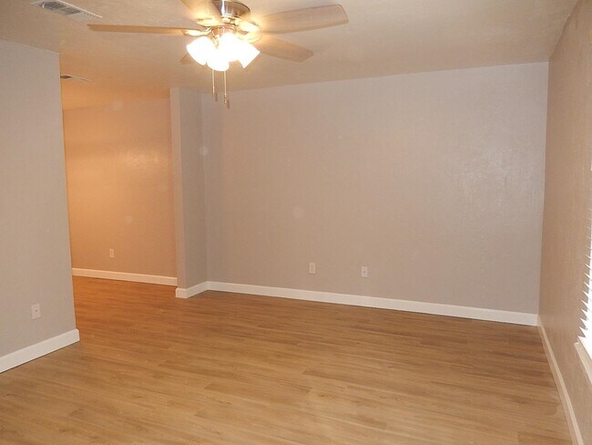 Building Photo - 520 Pasco Ct