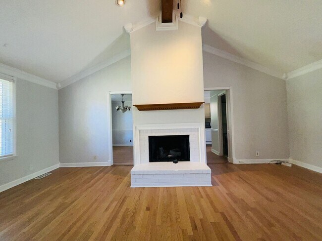 Building Photo - Spacious Home Near The Lake