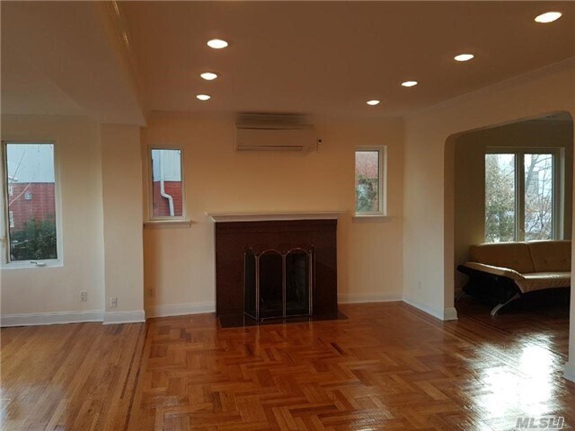 Foto del edificio - 64-16 Asquith Crescent