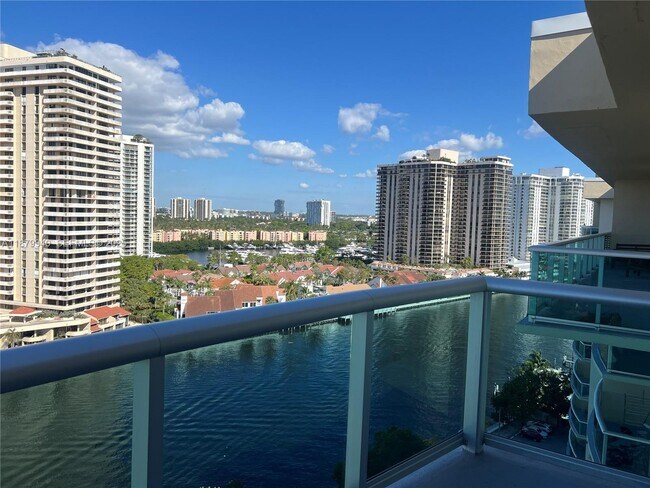 Foto del edificio - 19390 Collins Ave
