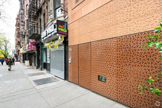 Building Photo - 224 E 14th St
