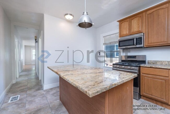 Building Photo - Unit F