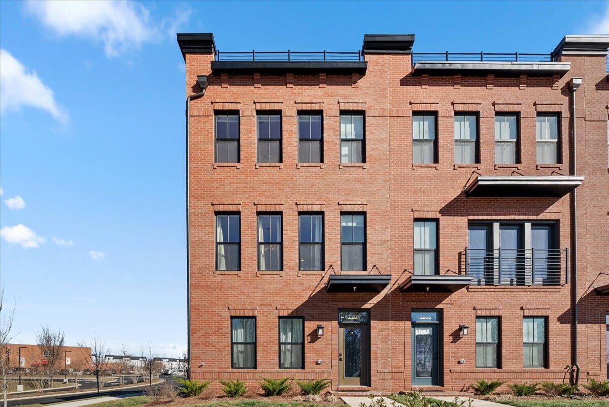 Stunning 4BR / 4.5BA End-Unit Townhome in Brambleton - Built in 2024! - Stunning 4BR / 4.5BA End-Unit Townhome in Brambleton - Built in 2024!