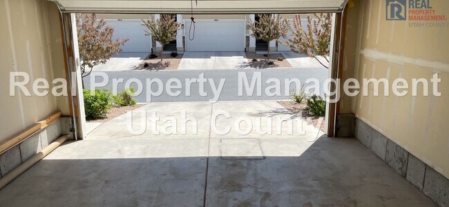 Foto del edificio - New Lower Price! Pet Friendly Townhouse