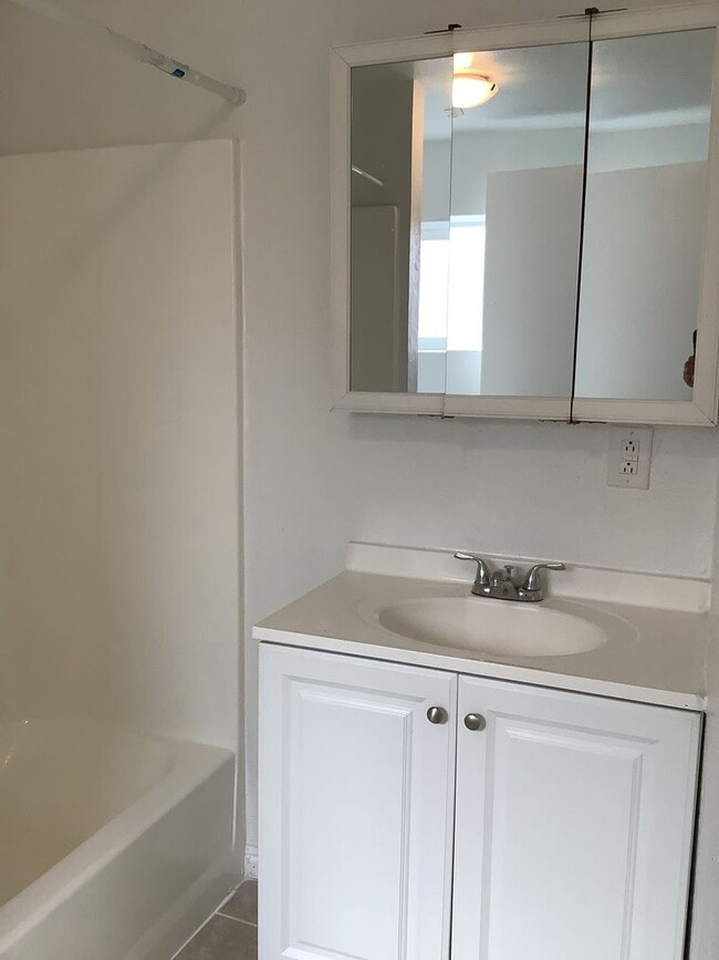 Foto del edificio - Spacious and bright 3-bedroom, 2-bathroom ...