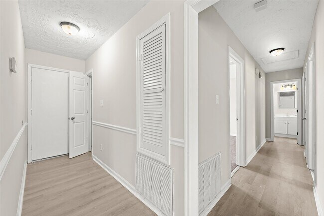 Building Photo - 2357 Basswood Dr