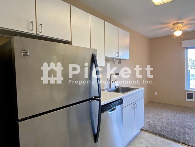 Building Photo - 1 Bedroom Condo With Incredible Views!