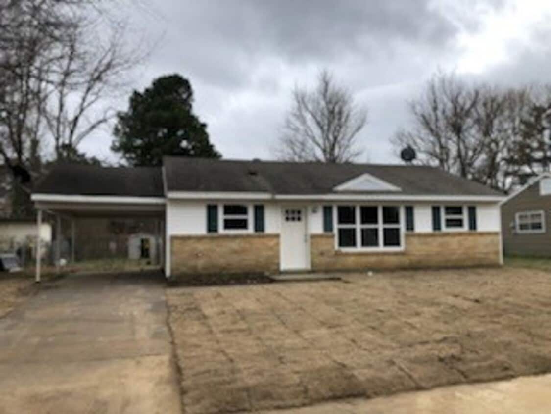 Primary Photo - 3 Bed 1 Bath Home - Move in June