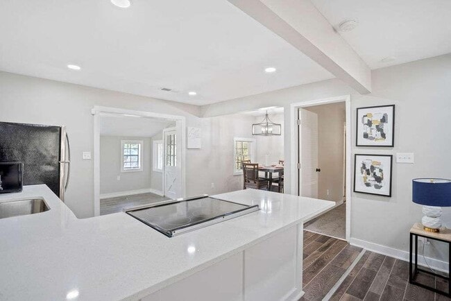 Foto del edificio - 8170 Huntington Dr