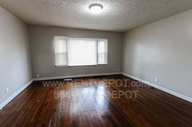 Foto del edificio - 650 E Maryland St